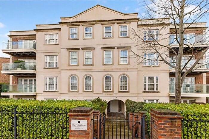 1 Bedroom Flat For Sale In Sparrows Herne, Bushey, WD23
