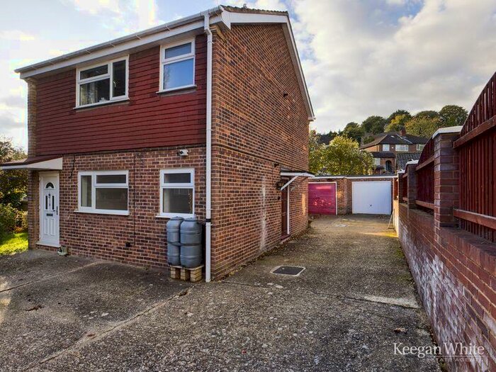 2 Bedroom Apartment To Rent In Adelaide Road - Garden Flat With Garage, HP13