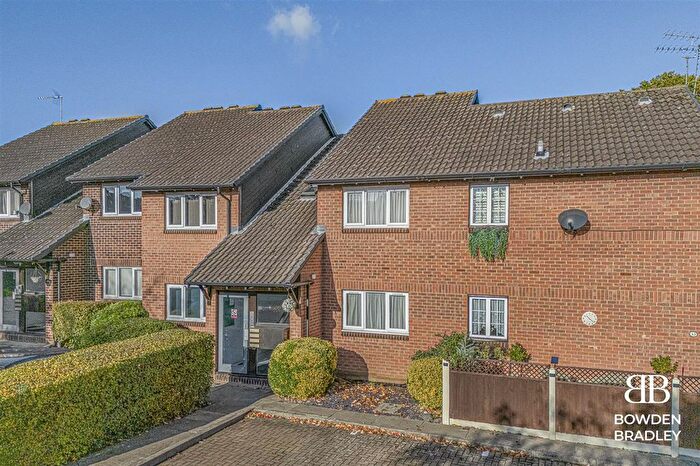 1 Bedroom Flat To Rent In Hereward Green, Loughton, IG10