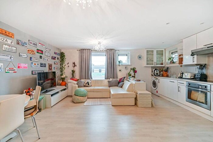 2 Bedroom Flat For Sale In High Street, Hampton, TW12