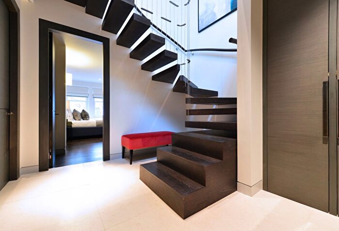 2 Bedroom Flat To Rent In Duke Street, Mayfair, London, W1K