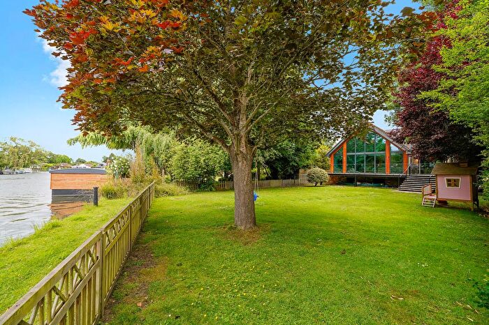 3 Bedroom Detached House For Sale In Dockett Eddy, Chertsey, KT16