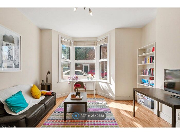 2 Bedroom Flat To Rent In Wendell Road, London, W12