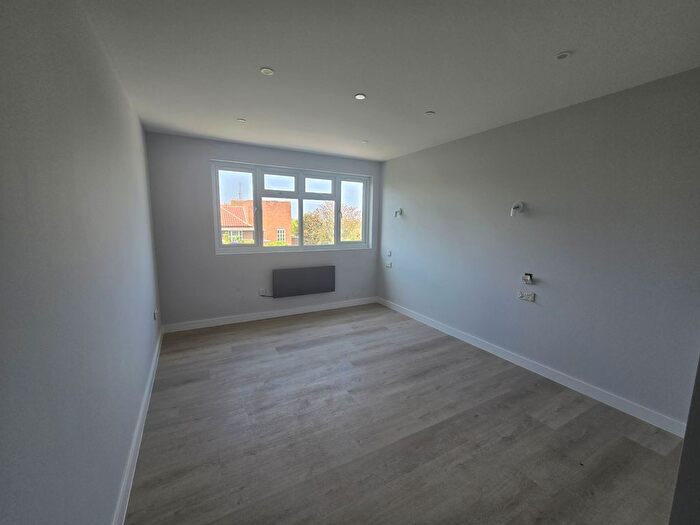 3 Bedroom Flat To Rent In London Road, Mitcham, CR4
