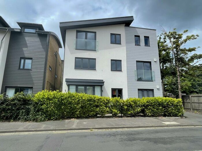 2 Bedroom Flat To Rent In Clarence Road, Fleet, GU51