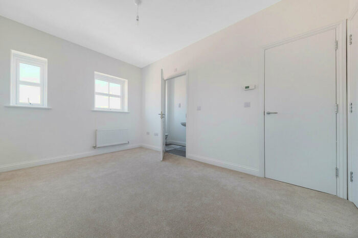 4 Bedroom Town House To Rent In Richmer Road, Erith, DA8