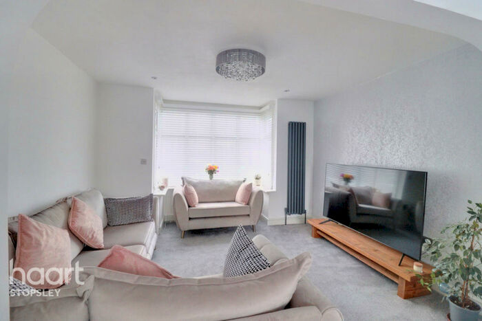3 Bedroom Semi-Detached House For Sale In Norfolk Road, Luton, LU2