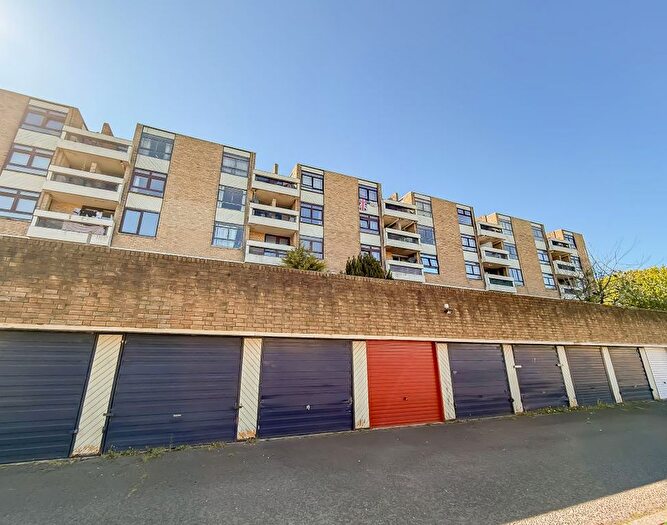 2 Bedroom Flat For Sale In Kenilworth Court, Washington, Tyne And Wear, NE37