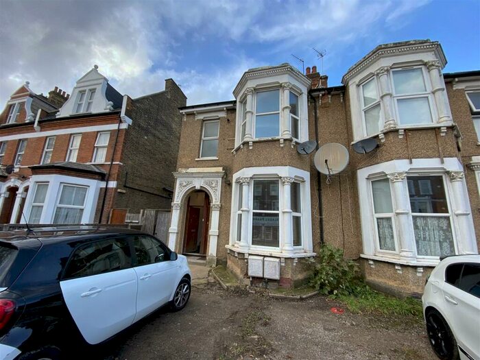 3 Bedroom Flat To Rent In Green Lanes, Palmers Green, N13