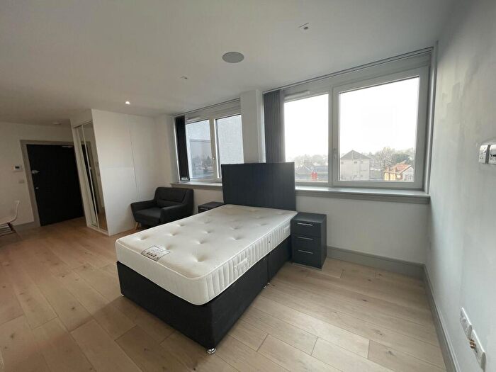 Studio To Rent In High Road, London, N12