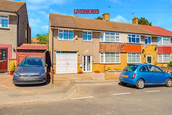 4 Bedroom End Of Terrace House For Sale In Rectory Close, Crayford, DA1