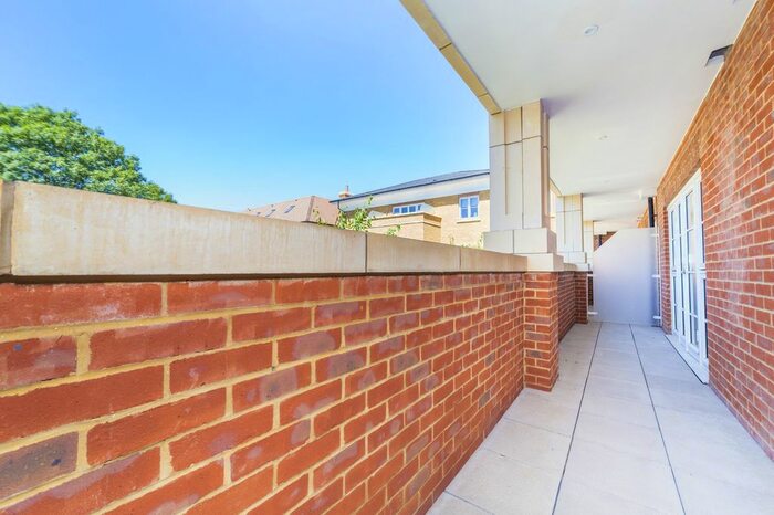 2 Bedroom Flat To Rent In Atwell Court, High Road, London, N12