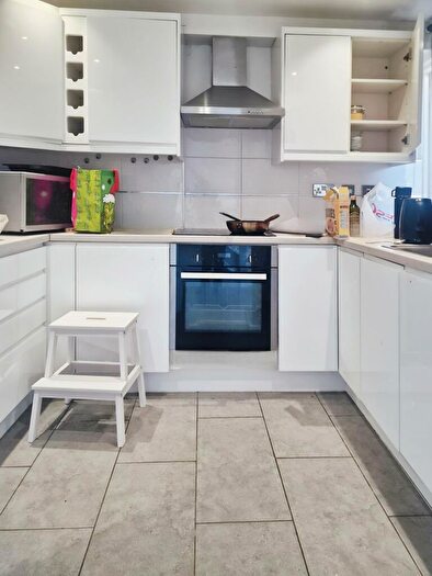 1 Bedroom Maisonette To Rent In Douglas Road, Addlestone, KT15