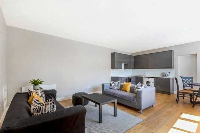 3 Bedroom Flat To Rent In Wandsworth Road, London, SW8