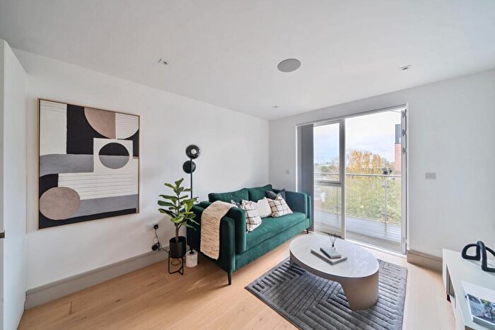 Flat To Rent In Lawrence Road London, N15