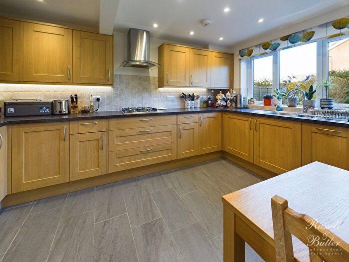 4 Bedroom Detached House For Sale In Sycamore Close, Buckingham, MK18