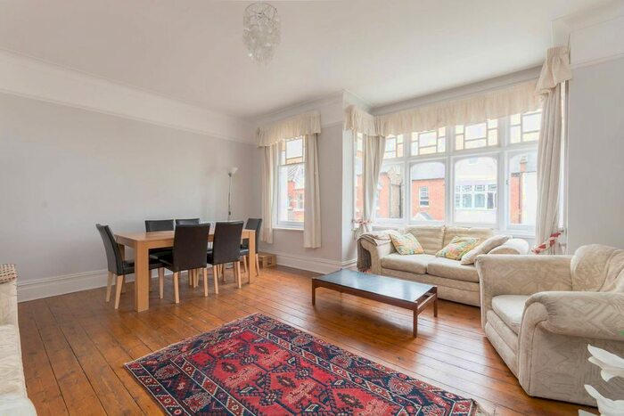 3 Bedroom Flat To Rent In Ennismore Avenue, Chiswick, London, W4