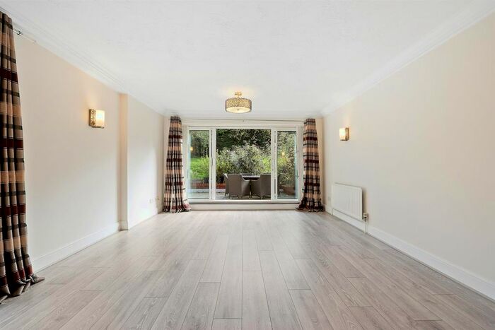 2 Bedroom Flat To Rent In Coliseum Court, Regents Park Road, London, N3