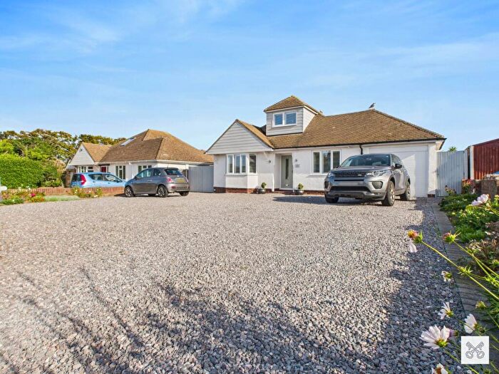 4 Bedroom Bungalow For Sale In Kingsgate Avenue, Broadstairs, Kent, CT10