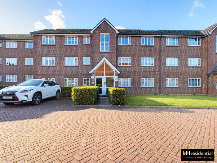 2 Bedroom Flat For Sale In Kensington Way, Borehamwood, WD6