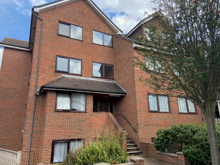 2 Bedroom Flat To Rent In Wiltie Gardens, Folkestone, CT19