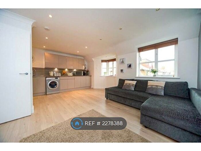 2 Bedroom Flat To Rent In Brocket Road, Hoddesdon, EN11