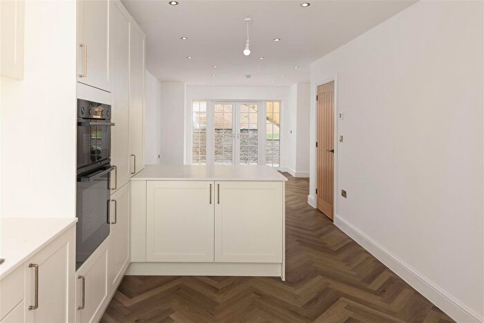 4 Bedroom Semi-detached House For Sale In , The Place, Roundhay, LS8