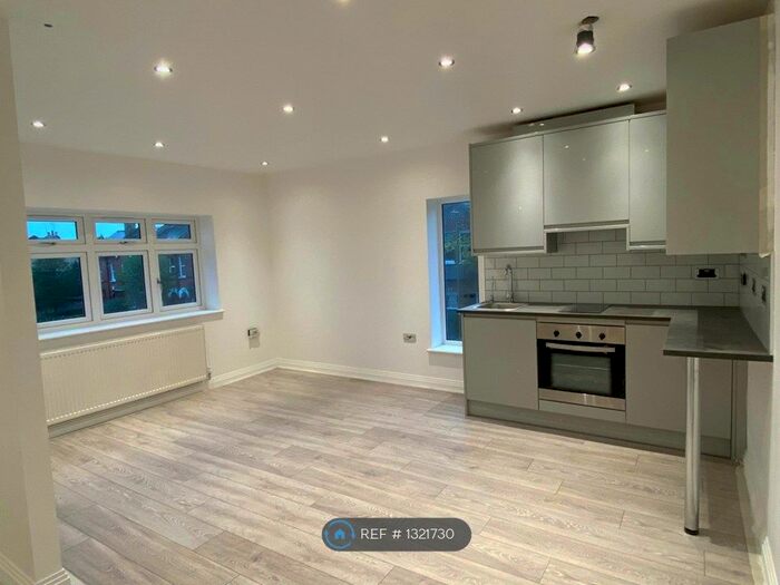 Studio To Rent In Friern Park, London N12