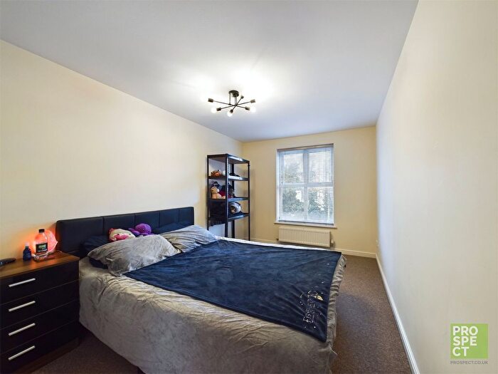 2 Bedroom Flat For Sale In Grantley Heights, Kennet Side, Reading, Berkshire, RG1