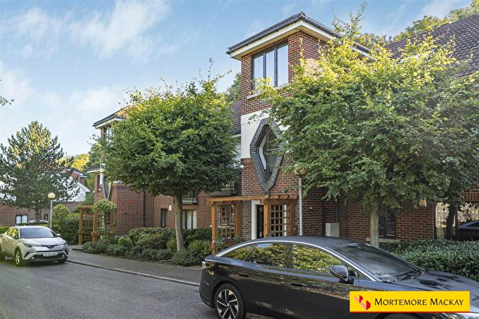 3 Bedroom Flat To Rent In Brook Park Close, London, N21