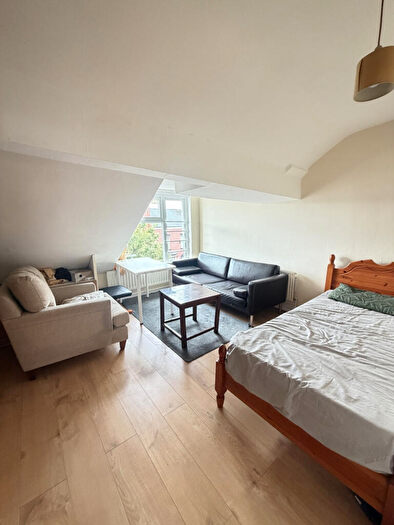 Terraced House To Rent In Stockport Road, Manchester, M19