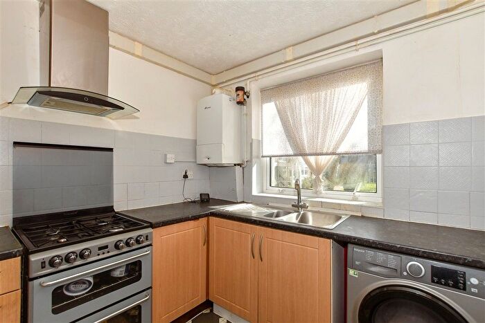 2 Bedroom Flat For Sale In Tonbridge Road, Maidstone, Kent, ME16