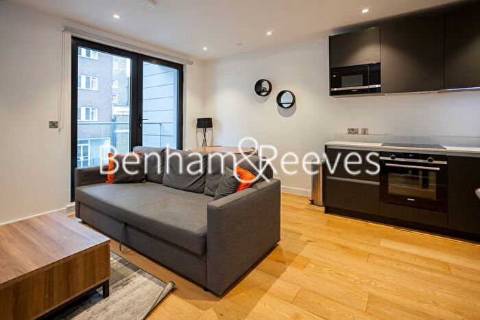 1 Bedroom Flat To Rent In Luxe Tower, Dock Street, E1