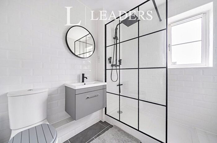 2 Bedroom Flat For Sale In Crabapple Road, Tonbridge, Kent, TN9