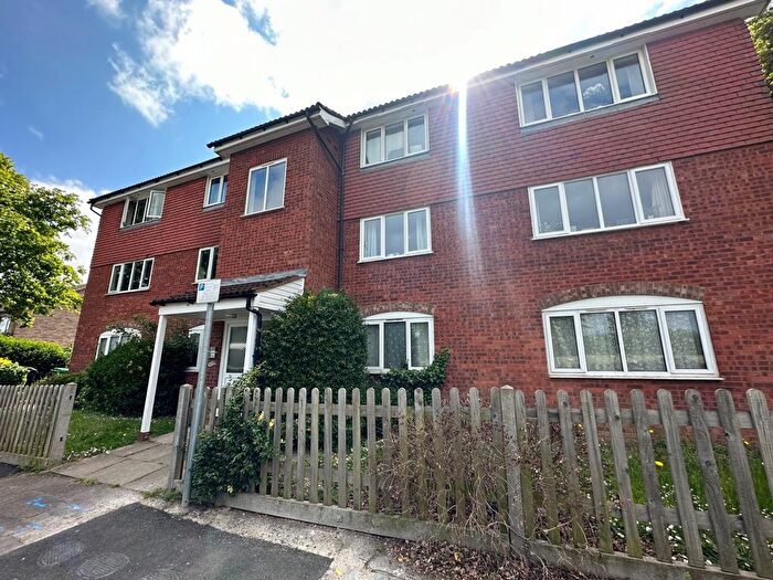 1 Bedroom Flat To Rent In Hewens Road, Hillingdon, Uxbridge, UB10