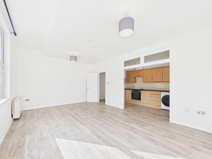 2 Bedroom Flat To Rent In Swan Street, Torquay, TQ2