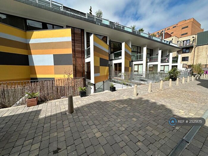 3 Bedroom Penthouse To Rent In Mears Close, London, E1