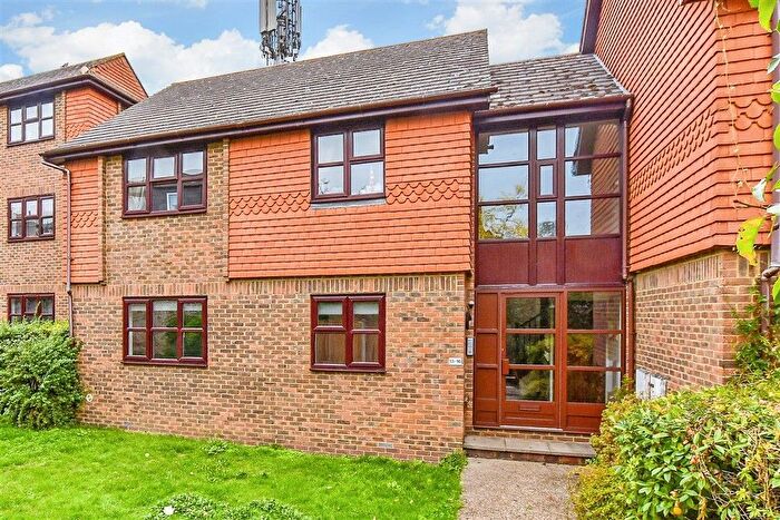 2 Bedroom Flat For Sale In Springwell Road, Tonbridge, Kent, TN9