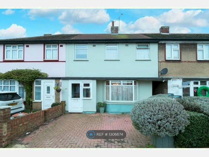 3 Bedroom Terraced House To Rent In Cypress Grove, Hainault, Illford IG6