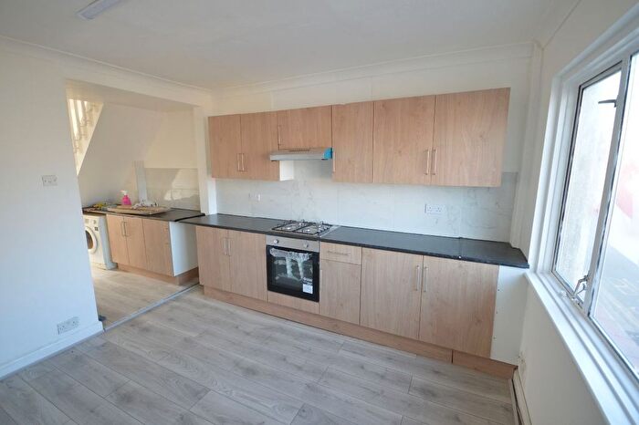 3 Bedroom Flat To Rent In Rainham Road South, Dagenham, RM10