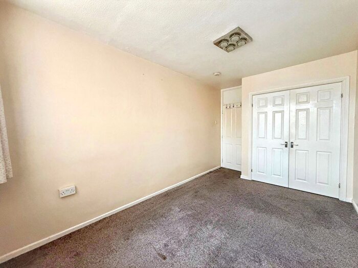 2 Bedroom Flat For Sale In Baird Avenue, Southall, UB1