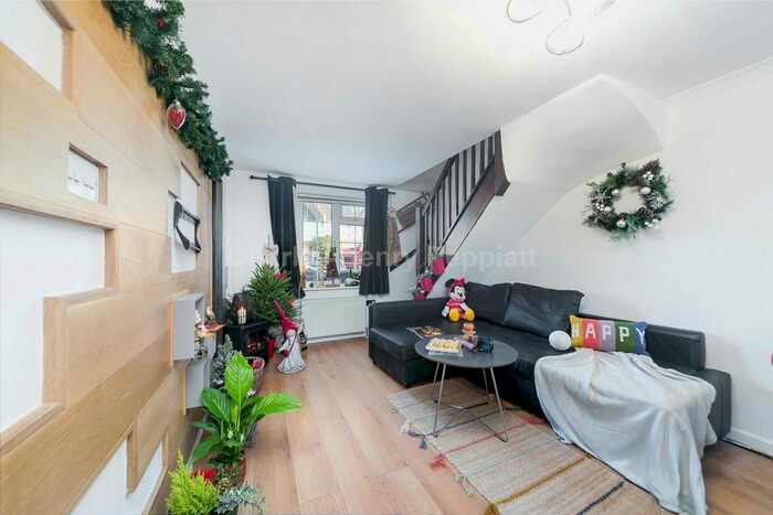 2 Bedroom Property To Rent In Barrowell Green, Winchmore Hill, N21