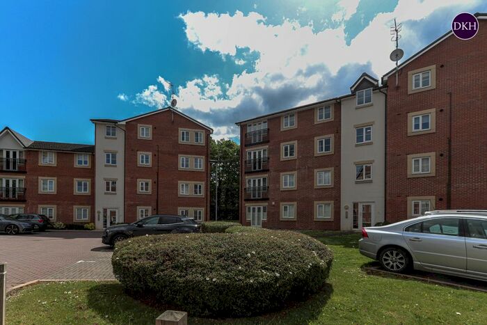 2 Bedroom Flat To Rent In Yew Court, Plantation Close, Bushey, WD23