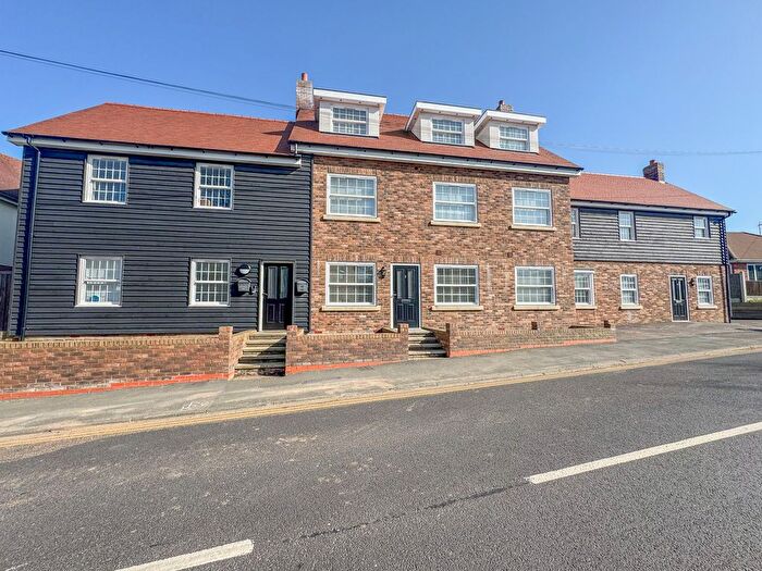 2 Bedroom Flat For Sale In North Street, Rochford, SS4