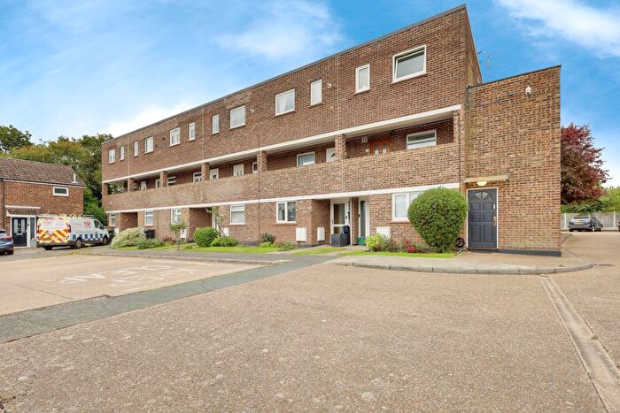 1 Bedroom Flat For Sale In Royal Oak Drive, Wickford, SS11