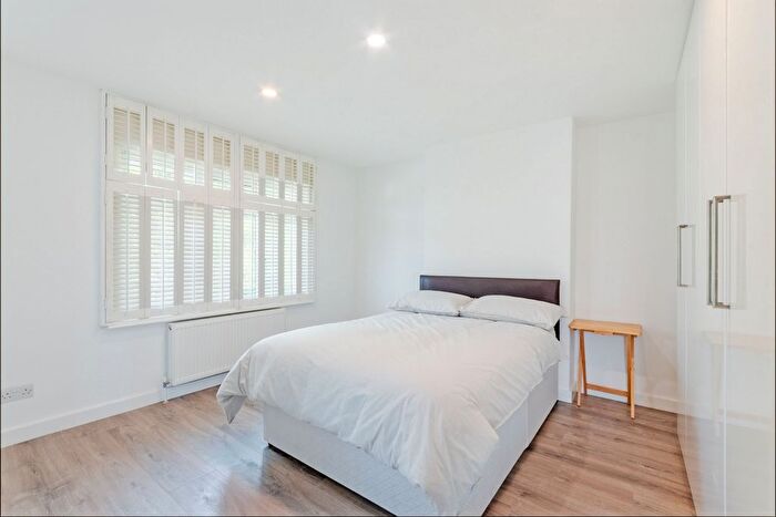4 Bedroom Semi-Detached House To Rent In Hendon Way, Childs Hill, NW2