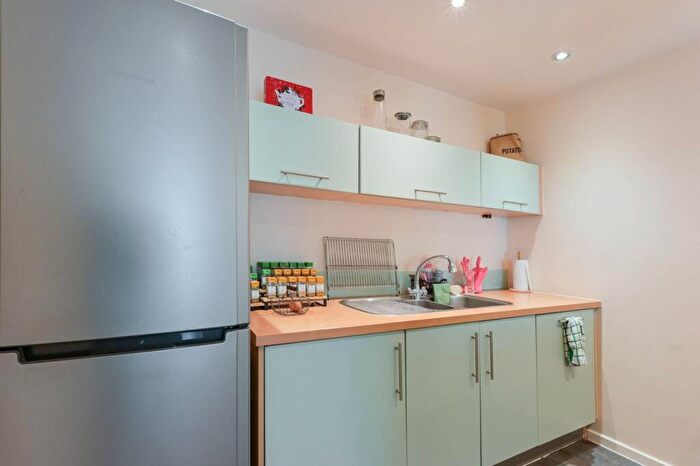 1 Bedroom Flat To Rent In Cold Harbour, Canary Wharf, London, E14