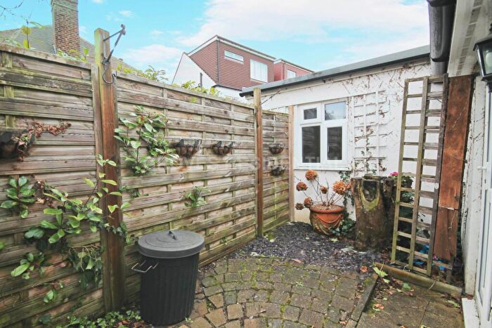 1 Bedroom Flat To Rent In New Malden, KT3