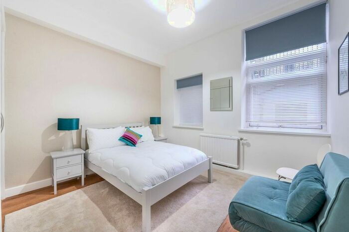 2 Bedroom Flat To Rent In Arundel Gardens, Notting Hill, London, W11