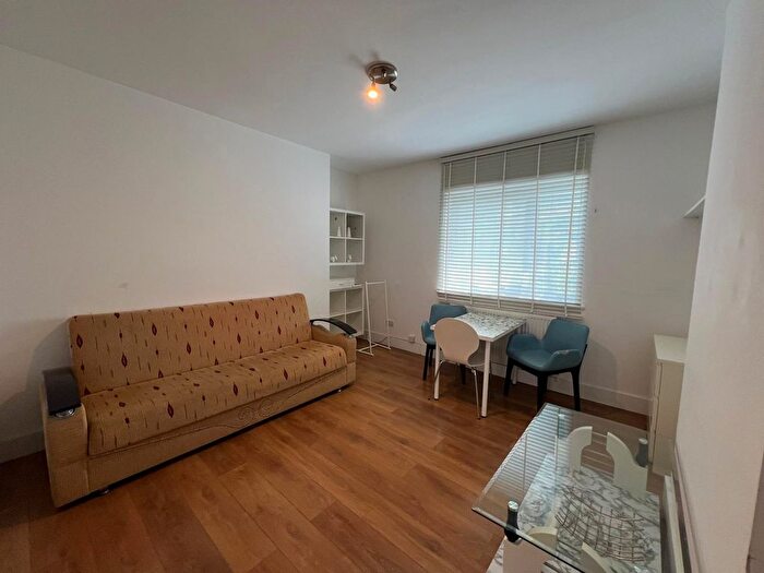 2 Bedroom Flat To Rent In Mount Pleasant Hill, London, E5